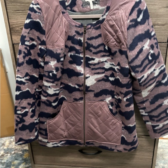 LOGO Lori Goldstein Camo soft shell jacket - Picture 3 of 7